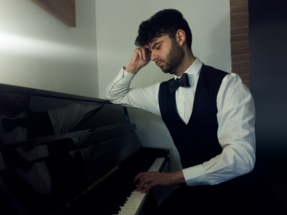 Manuele La Puca al pianoforte in una sala da concerto